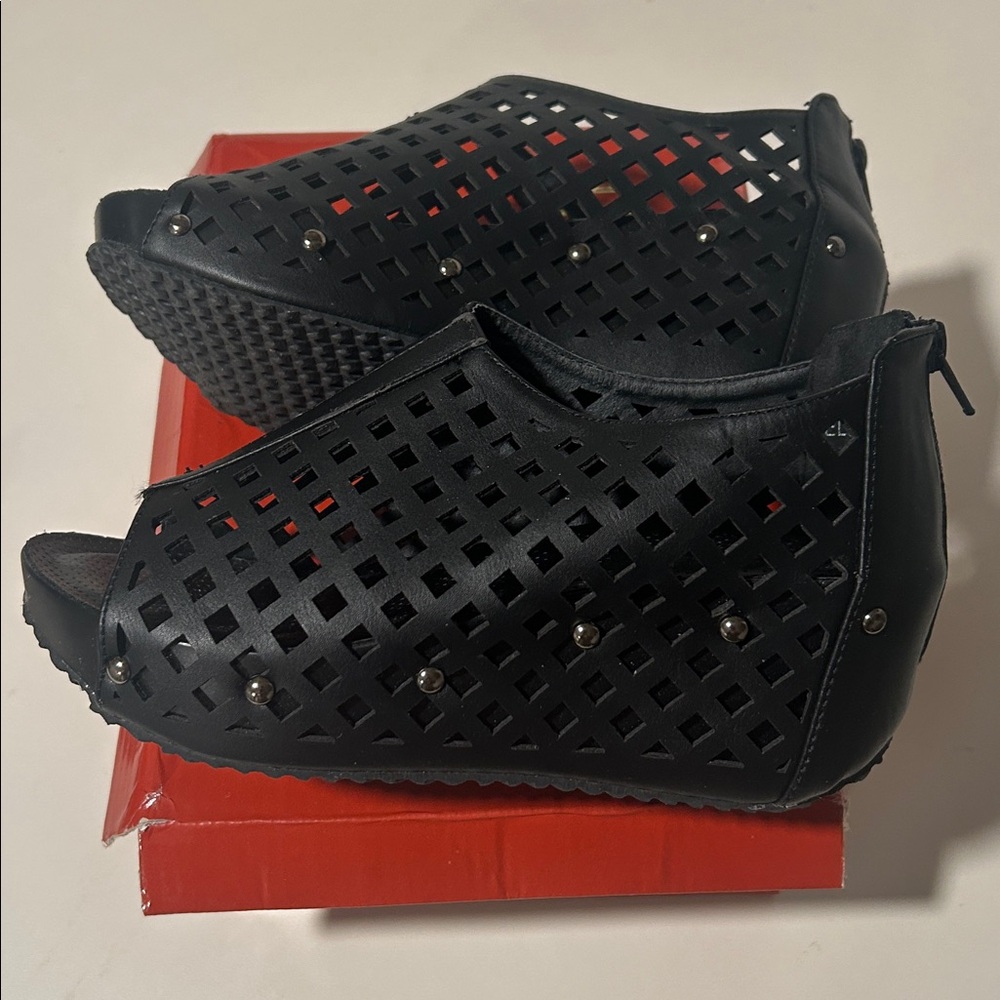 “SEND UR BEST OFFER?” Fun & Sexy “ELVA”  Black Cutout Peep-Toe Ankle Boots…🥰🥰 - Picture 3 of 6